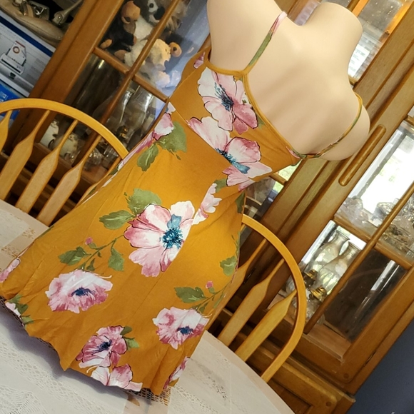 Stunning Warm Weather Floral Dress - Picture 4 of 9